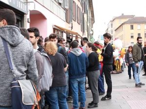 Milano, tutti in coda per il pollo fritto gratis di "Los Pollos Hermanos": oggi si ripete
