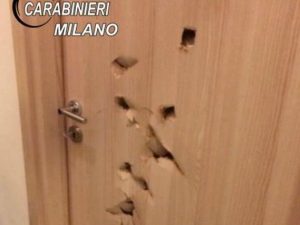 Paura a Milano: la moglie si barrica in camera, il marito prende a coltellate la porta