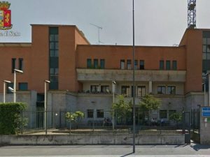 Poliziotti si fingono giornalisti e arrestano una latitante a Milano