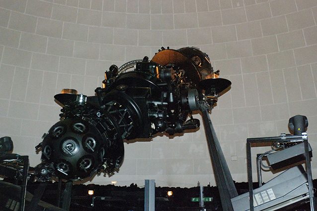 Proiettore del Planetario di Milano (Wikipedia).