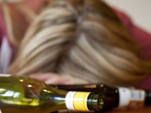 Cremona, 14enne finisce in coma etilico a una festa: rischia lesioni al fegato