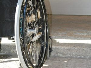 Rapina choc a Milano, in tre derubano un 87enne sulla sedia a rotelle