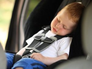 Bimbi dimenticati in auto dai genitori: da un asilo del Milanese l'idea contro le amnesie