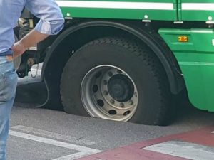 La foto della buca (dal gruppo Facebook Sesto – S.G. segnalazioni)