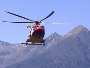 Tragedia in alta montagna, escursionista 70enne precipita in un canalone e muore