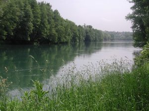 Milano, tenta il suicidio e si lancia nel fiume: salvato da due passanti