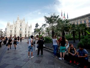 Milano, contro il caldo arrivano i nebulizzatori per le palme in piazza Duomo