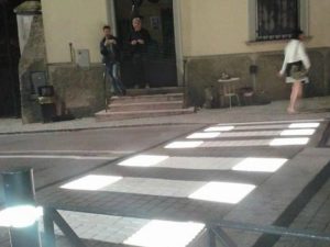 Le strisce pedonali a led (Foto di Emanuela Tamassia via Facebook)
