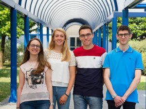 Michele Gatti (primo a destra) e altri tre studenti della summer school "Lo studente ricercatore" dell'Ifom di Milano: da destra a sinistra Angelica Tataranni dal Liceo Scientifico Statale Alighieri di Matera, Karin Cescon dal Liceo Scientifico Galilei di Trieste e Matteo D'Alessandro dall’IIS Galilei di Crema (CR)