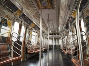 Lecco, cerca di difendere una ragazza sul treno: 28enne preso a martellate
