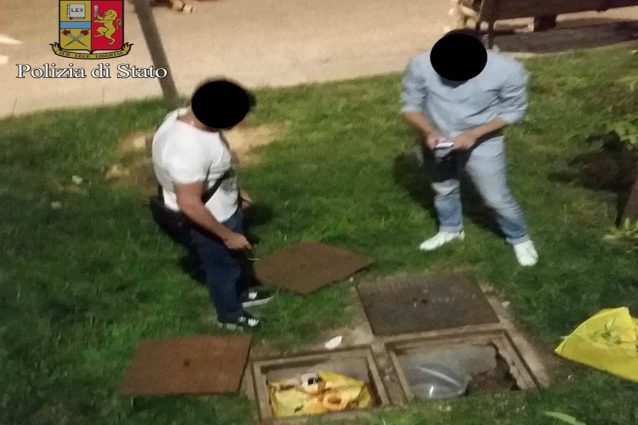 Bottiglie di birra nascoste nei tombini assieme alle blatte in Darsena: denunciati 5 abusivi