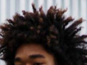 Taglia i capelli ai suoi connazionali alla stazione di Monza: 1000 euro di multa a un 21enne del Gambia