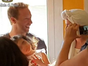 Coldplay a Milano, Chris Martin suona per i piccoli pazienti della clinica De Marchi