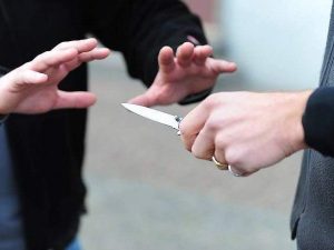 Monza, accoltella la fidanzata di 23 anni durante una lite: arrestato 21enne
