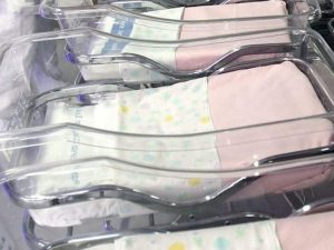 Milano, la 33enne che ha tentato di rapinare un neonato alla Mangiagalli avrebbe avuto un aborto di recente