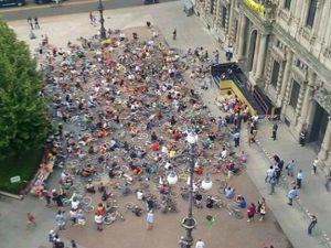 Il flash mob dei ciclisti (Foto di Diego Giancaspro sul gruppo Facebook Critical mass – Milano)
