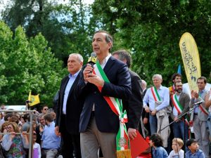 Dopo la svolta di Renzi, il Pd milanese si adegua e dimentica la marcia pro-migranti