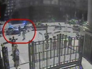 Poliziotto accoltellato alla Stazione Centrale di Milano: il video dell'aggressione