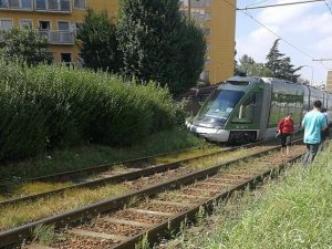 Il tram 15 deragliato in via dei Missaglia (foto di Rita Jamba dal gruppo Facebook "Sei di Buccinasco se…")