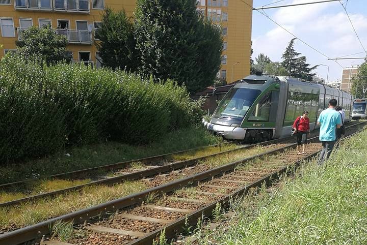 Tram Della Linea 15 Deraglia In Via Dei Missaglia A Milano Nessun Ferito