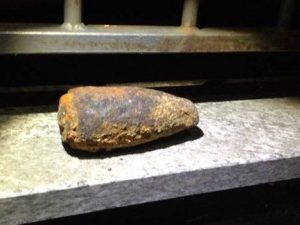Bimbo di 11 anni trova ordigno bellico in mare e lo porta a casa a Pavia: poteva esplodere