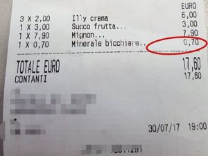 Il bicchiere d'acqua minerale al bar? Costa 70 centesimi: lo scontrino al bar di Como