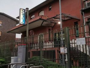 Si lancia in auto contro il commissariato di Cinisello Balsamo: "Volevo entrare nella storia"