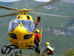 Bergamo, viene colpito da un masso durante un'escursione: grave 21enne