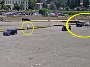 Bergamo, sparatoria in piazza tra bande rom: una scena che sembra un film d'azione