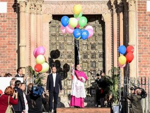 Milano, l’insediamento del nuovo arcivescovo Delpini: “Non è un’impresa per eroi solitari”