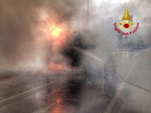 Milano, bus Atm in fiamme nel pomeriggio a Famagosta: nessun ferito