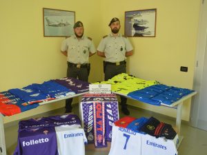 Monza, vivevano in 23 in 70 metri quadri: scoperto laboratorio di maglie da calcio contraffatte
