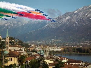 Spettacolo Frecce Tricolori: giro della morte sul Lago d'Iseo