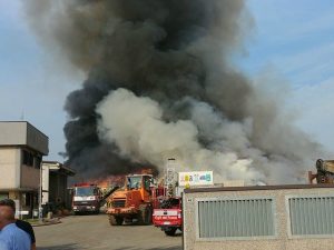 L'incendio a Mortara (foto di Alessandro Baldin via Facebook)