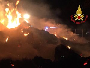 Incendio in un campo in via Caldera, a Milano: in fiamme balle di fieno