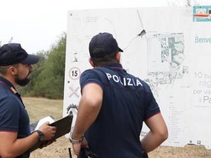 Agenti di polizia indagano al Parco Nord (LaPresse).