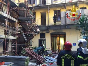 Il ponteggio crollato (foto dei Vigili del fuoco)