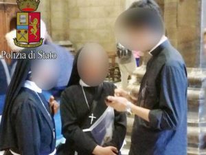 Si traveste da prete e prova a entrare nel Duomo di Milano senza pagare: denunciato 19enne