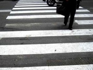 Un ragazzo di 15 anni e una ragazza di 13 investiti mentre attraversavano sulle strisce