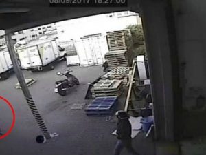 La tentata rapina a Settimo Milanese: nel tondo, uno dei rapinatori che spara verso un dipendente della ditta