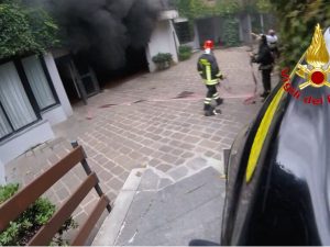 L’incendio nel box in via Palatino, a Milano (Foto Vigili del fuoco)