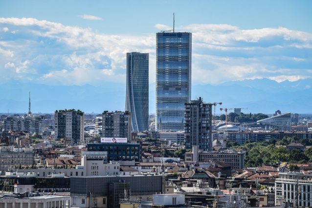 Una vista panoramica dello skyline di Citylife, a Milano: a sinistra la Torre Hadid (Generali) e a destra la Torre Isozaki (Allianz) (foto Claudio Furlan/LaPresse)