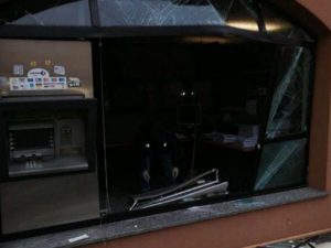 Banca Popolare Di Buccinasco buccinasco malviventi usano un auto come ariete e Banca Popolare Di Buccinasco buccinasco malviventi usano un auto come ariete e