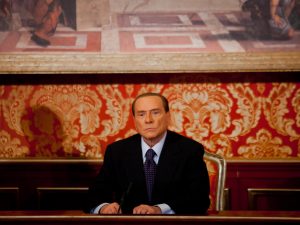 Silvio Berlusconi in una conferenza stampa a Villa Gernetto (Archivio LaPresse)