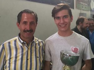 Luca Moroni (a destra) con il sindaco di Corsico Filippo Errante durante un torneo locale