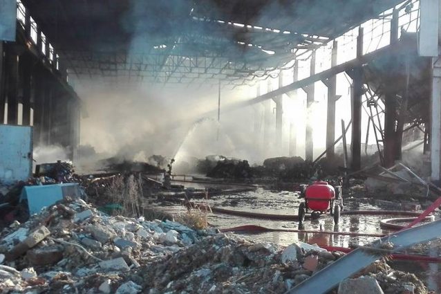 Il capannone andato in fiamme