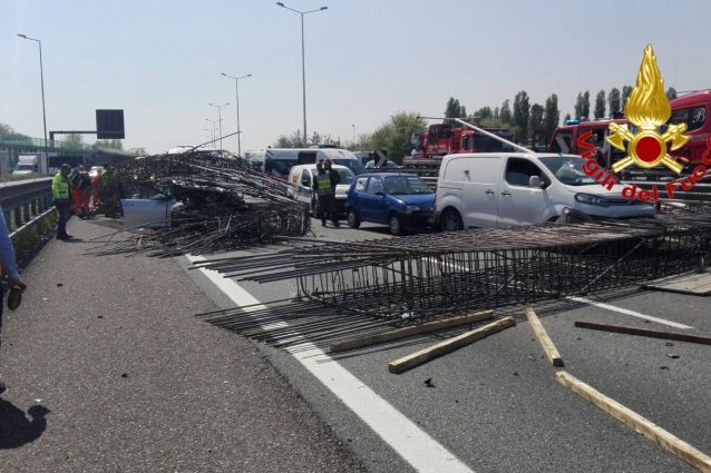 Camion perde il carico: tangenziale bloccata e feriti coinvolti