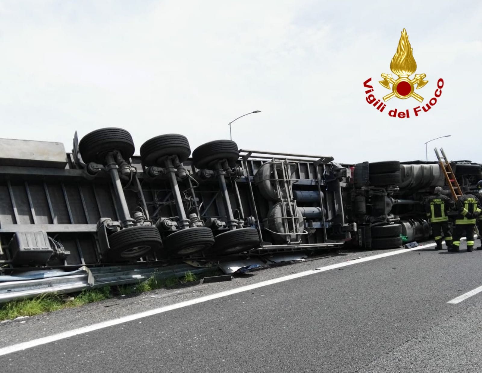 Camion si ribalta in autostrada: traffico in tilt e code di 4 chilometri