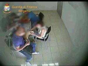Alcuni degli indagati che contano i soldi, provento della frode