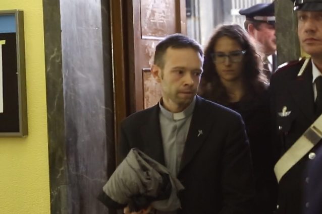 Don Mauro Galli in tribunale a Milano